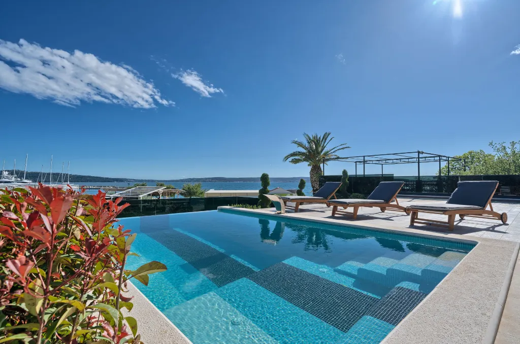 Seaside Infinity Villa in Kaštel Gomilica