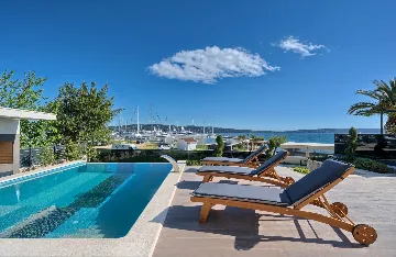 Seaside Infinity Villa in Kaštel Gomilica