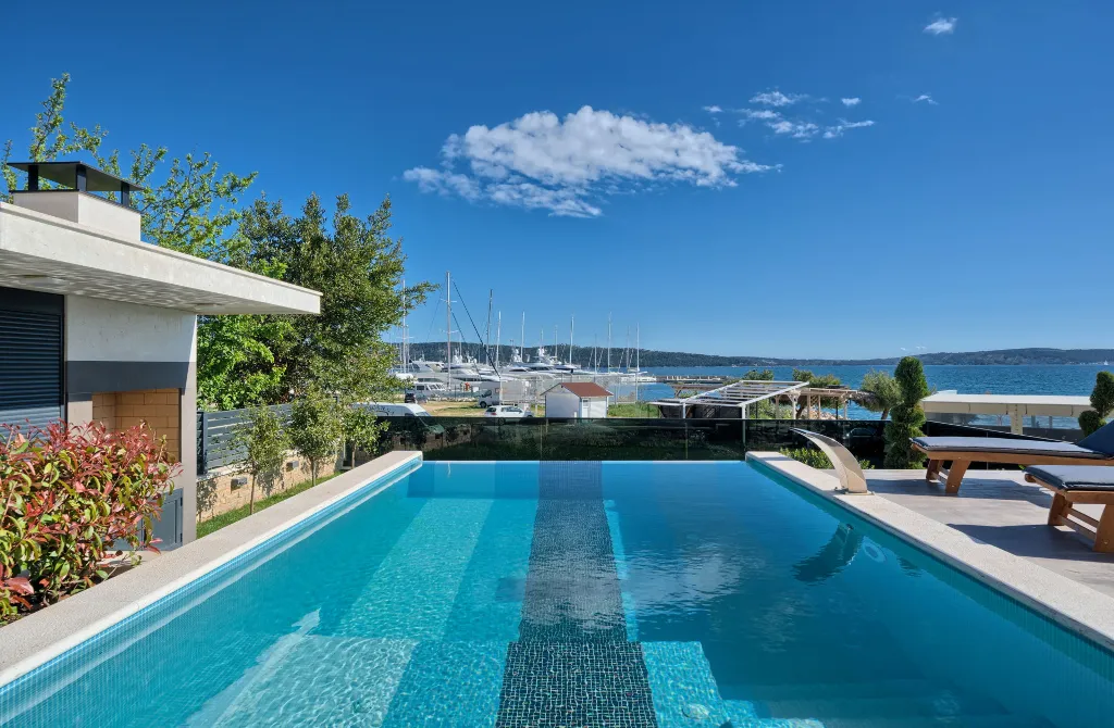 Seaside Infinity Villa in Kaštel Gomilica