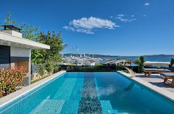 Seaside Infinity Villa in Kaštel Gomilica