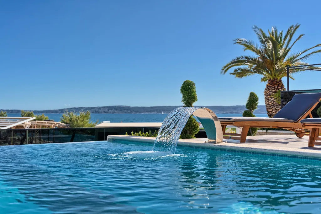 Seaside Infinity Villa in Kaštel Gomilica
