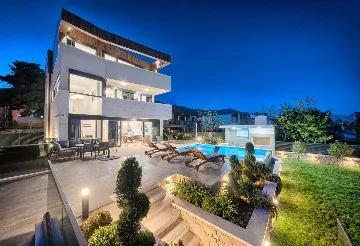 Seaside Infinity Villa in Kaštel Gomilica