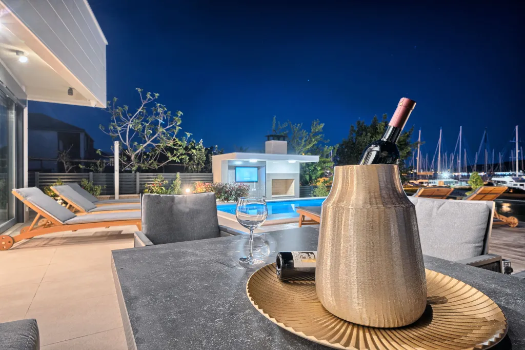 Seaside Infinity Villa in Kaštel Gomilica