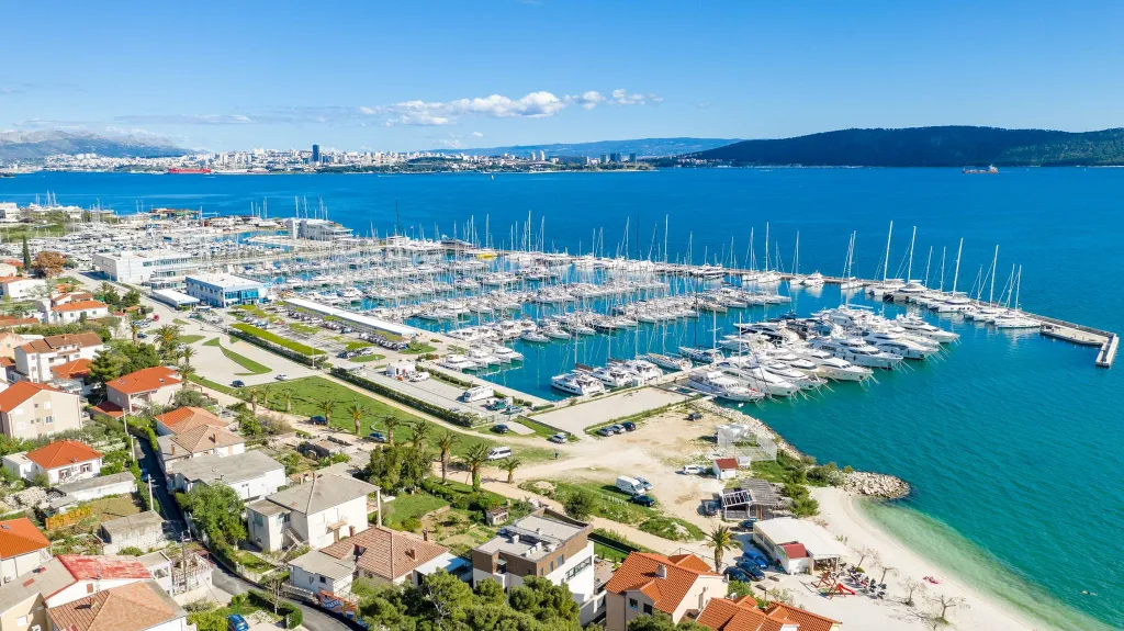 Seaside Infinity Villa in Kaštel Gomilica