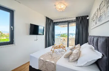 Seaside Infinity Villa in Kaštel Gomilica