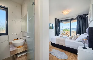 Seaside Infinity Villa in Kaštel Gomilica