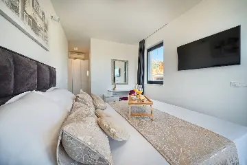 Seaside Infinity Villa in Kaštel Gomilica