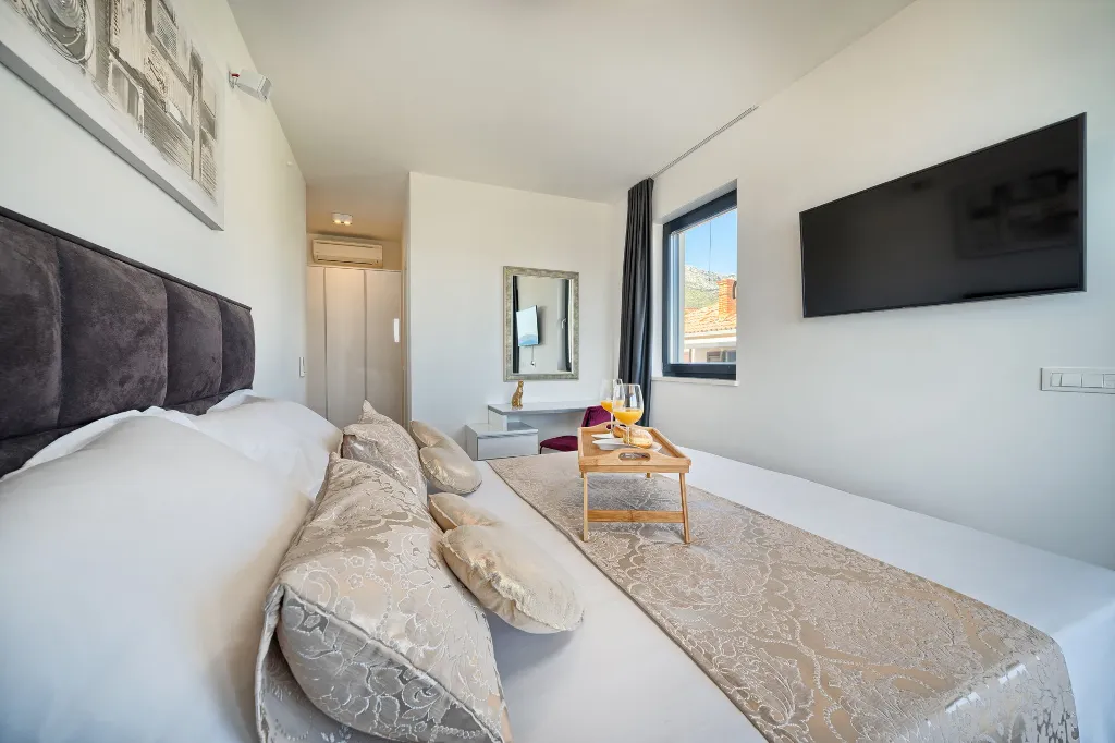 Seaside Infinity Villa in Kaštel Gomilica