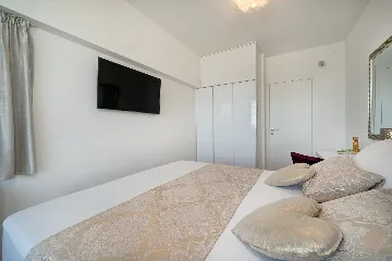 Seaside Infinity Villa in Kaštel Gomilica