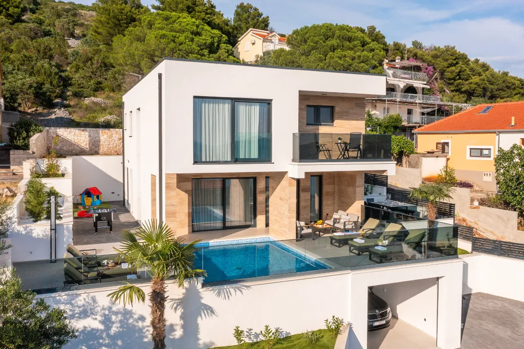 Modern Family Villa with Pool in Okrug Gornji