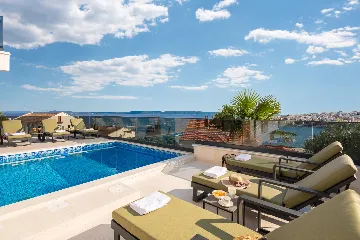 Modern Family Villa with Pool in Okrug Gornji