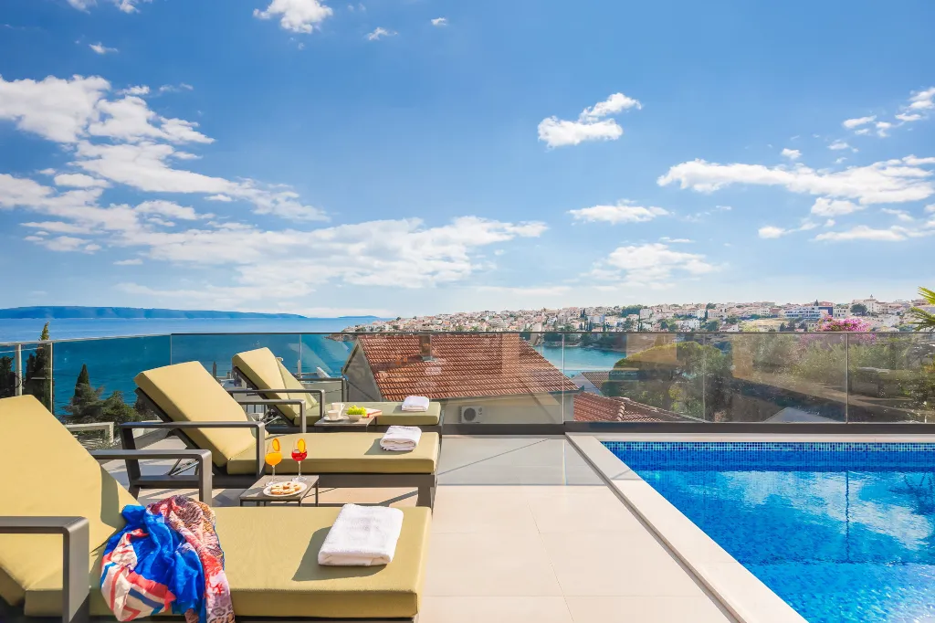 Modern Family Villa with Pool in Okrug Gornji