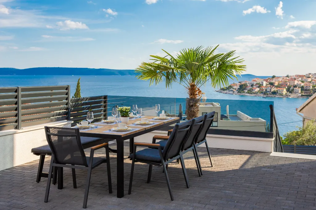 Modern Family Villa with Pool in Okrug Gornji