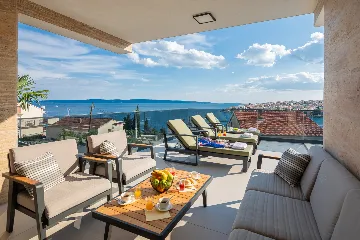 Modern Family Villa with Pool in Okrug Gornji