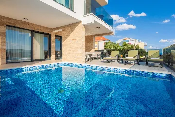 Modern Family Villa with Pool in Okrug Gornji