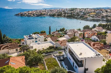 Modern Family Villa with Pool in Okrug Gornji