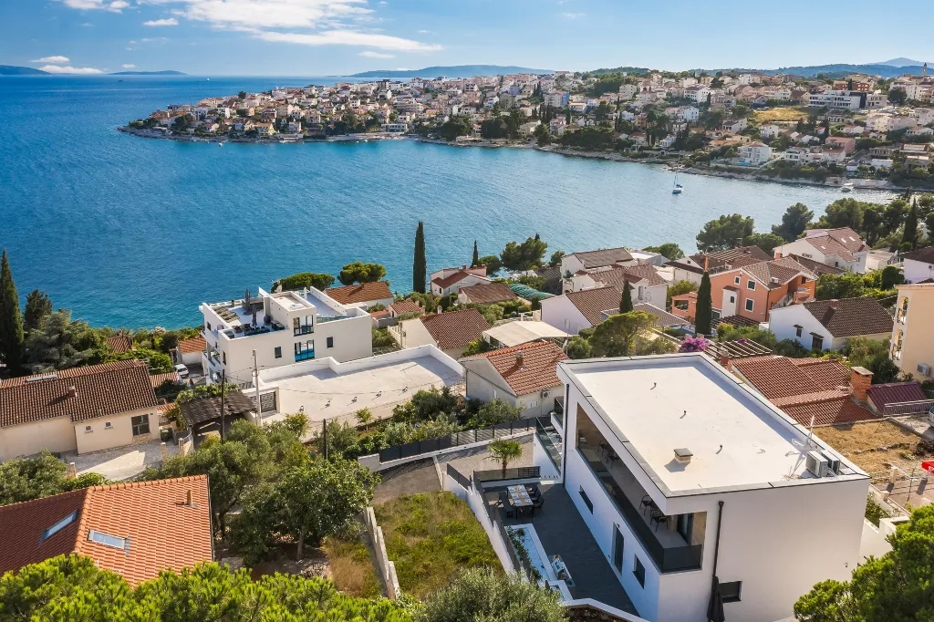 Modern Family Villa with Pool in Okrug Gornji