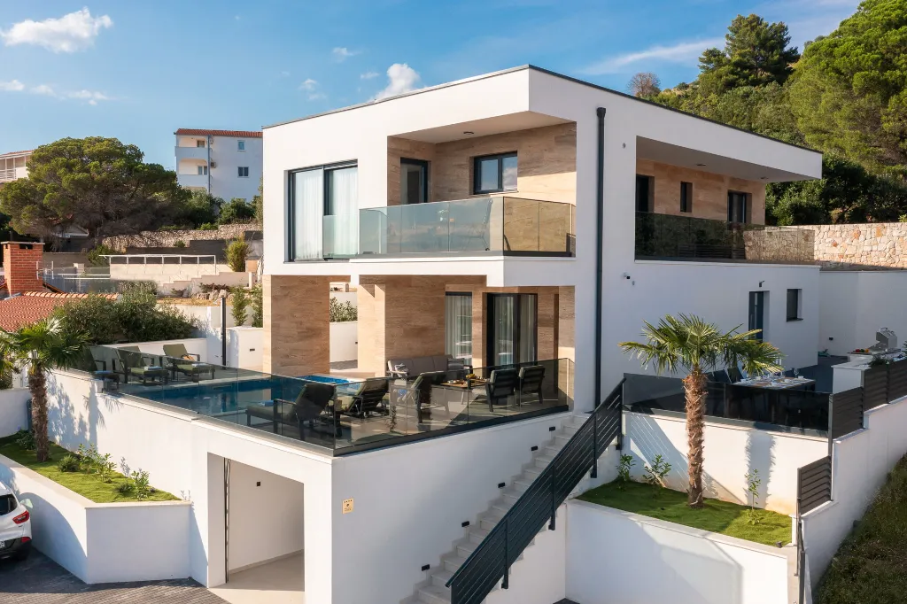 Modern Family Villa with Pool in Okrug Gornji