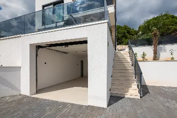 Modern Family Villa with Pool in Okrug Gornji