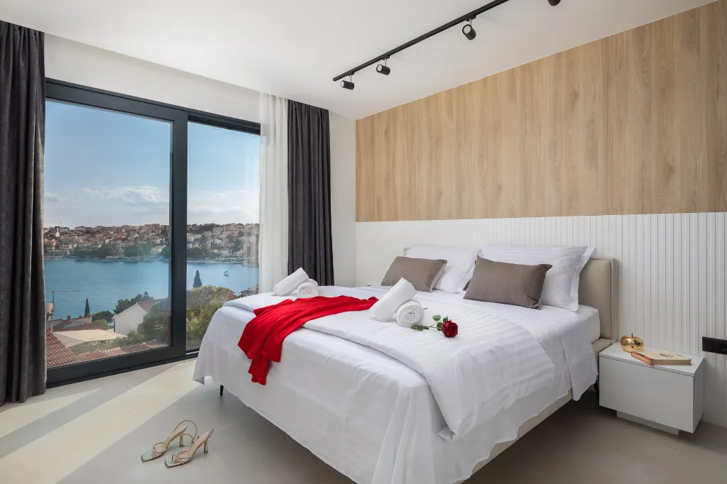 Modern Family Villa with Pool in Okrug Gornji
