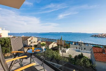 Modern Family Villa with Pool in Okrug Gornji