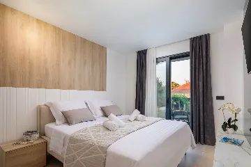 Modern Family Villa with Pool in Okrug Gornji