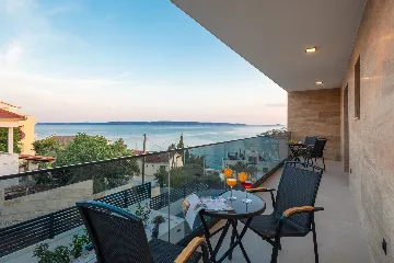 Modern Family Villa with Pool in Okrug Gornji