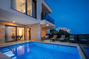 Modern Family Villa with Pool in Okrug Gornji