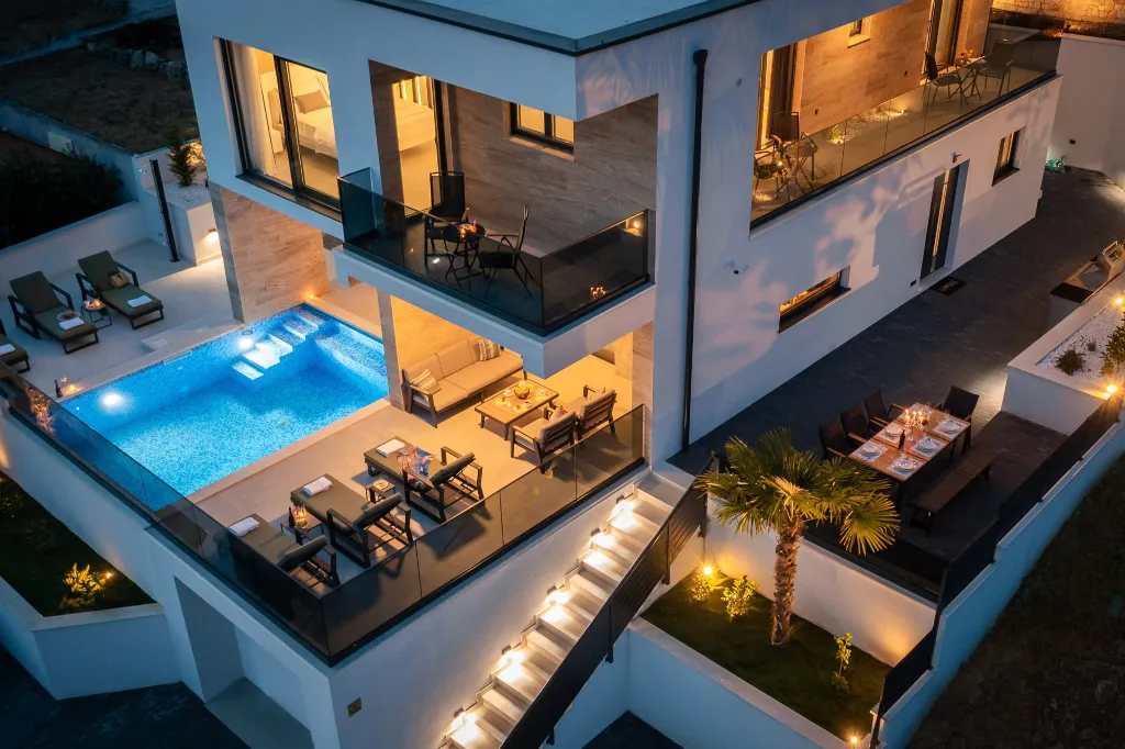 Modern Family Villa with Pool in Okrug Gornji