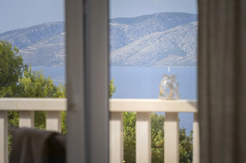 Spacious Family Villa with Pool in Stari Grad