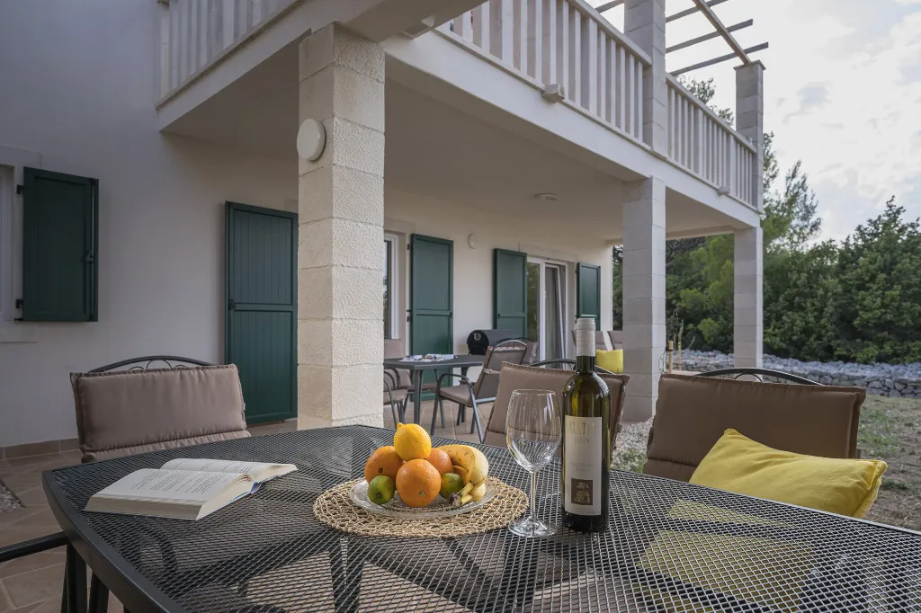 Spacious Family Villa with Pool in Stari Grad