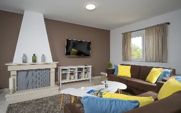 Spacious Family Villa with Pool in Stari Grad