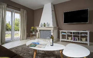 Contemporary Villa with Pool in Stari Grad