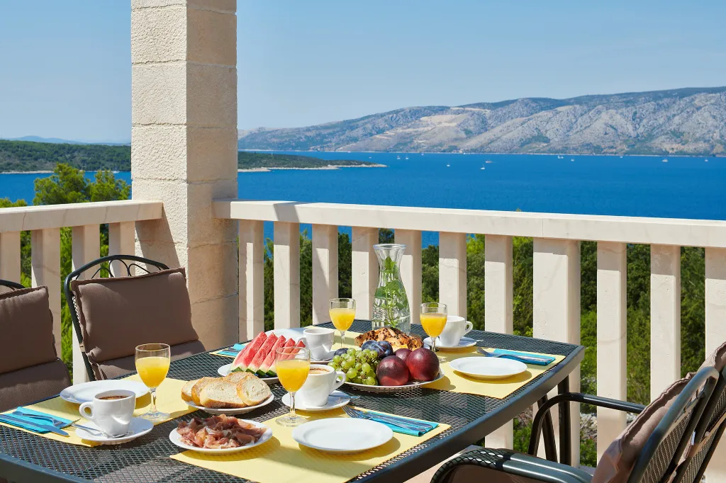 Family Villa with Pool near Stari Grad