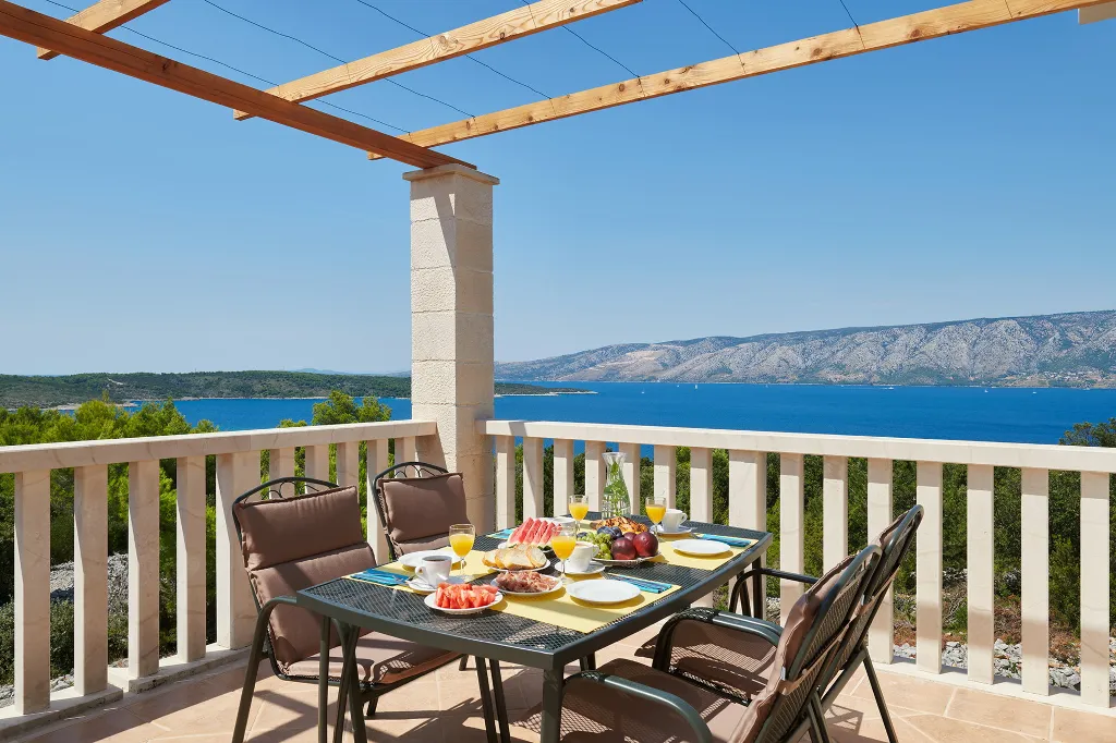 Family Villa with Pool near Stari Grad