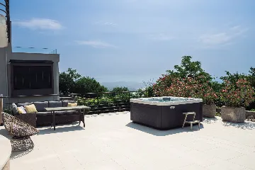 Spacious 5-Bedroom Villa with Pool in Matulji