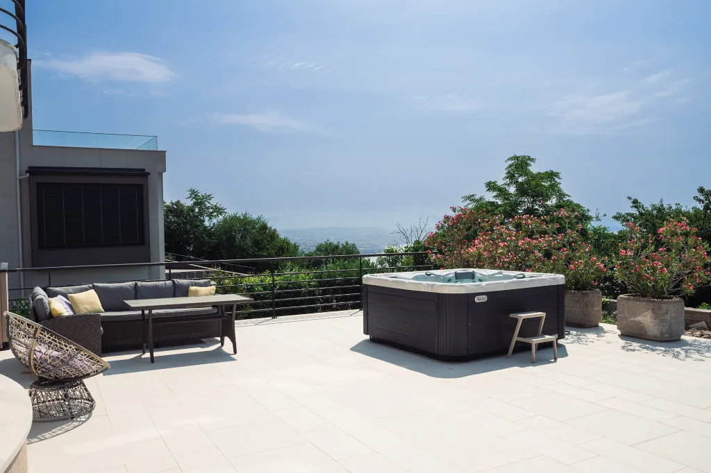 Spacious 5-Bedroom Villa with Pool in Matulji