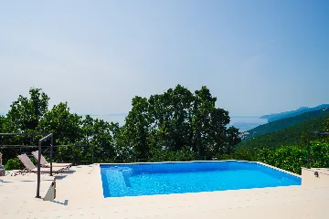 Spacious 5-Bedroom Villa with Pool in Matulji