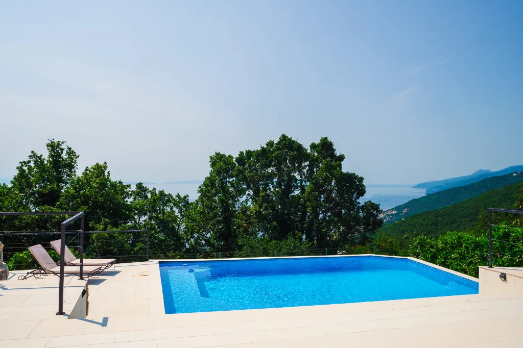 Spacious 5-Bedroom Villa with Pool in Matulji