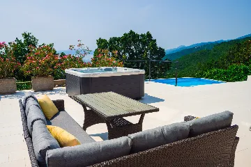 Spacious 5-Bedroom Villa with Pool in Matulji