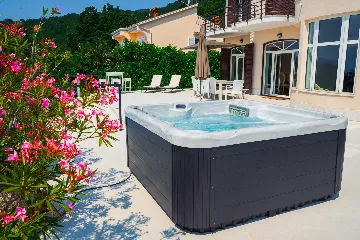 Spacious 5-Bedroom Villa with Pool in Matulji