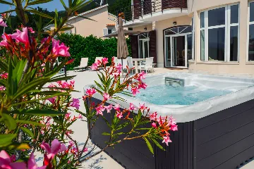 Spacious 5-Bedroom Villa with Pool in Matulji