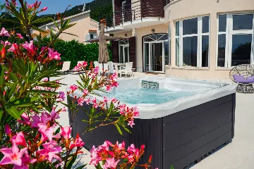 Spacious 5-Bedroom Villa with Pool in Matulji