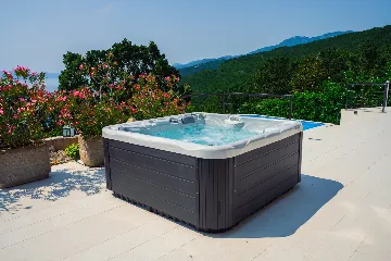 Spacious 5-Bedroom Villa with Pool in Matulji