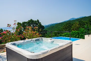 Spacious 5-Bedroom Villa with Pool in Matulji