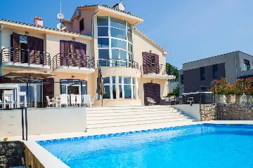 Spacious 5-Bedroom Villa with Pool in Matulji