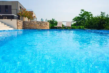 Spacious 5-Bedroom Villa with Pool in Matulji