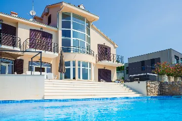 Spacious 5-Bedroom Villa with Pool in Matulji