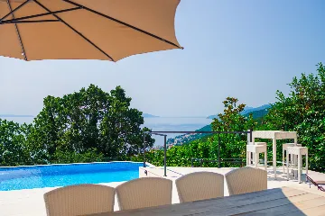 Spacious 5-Bedroom Villa with Pool in Matulji