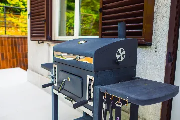 Spacious 5-Bedroom Villa with Pool in Matulji